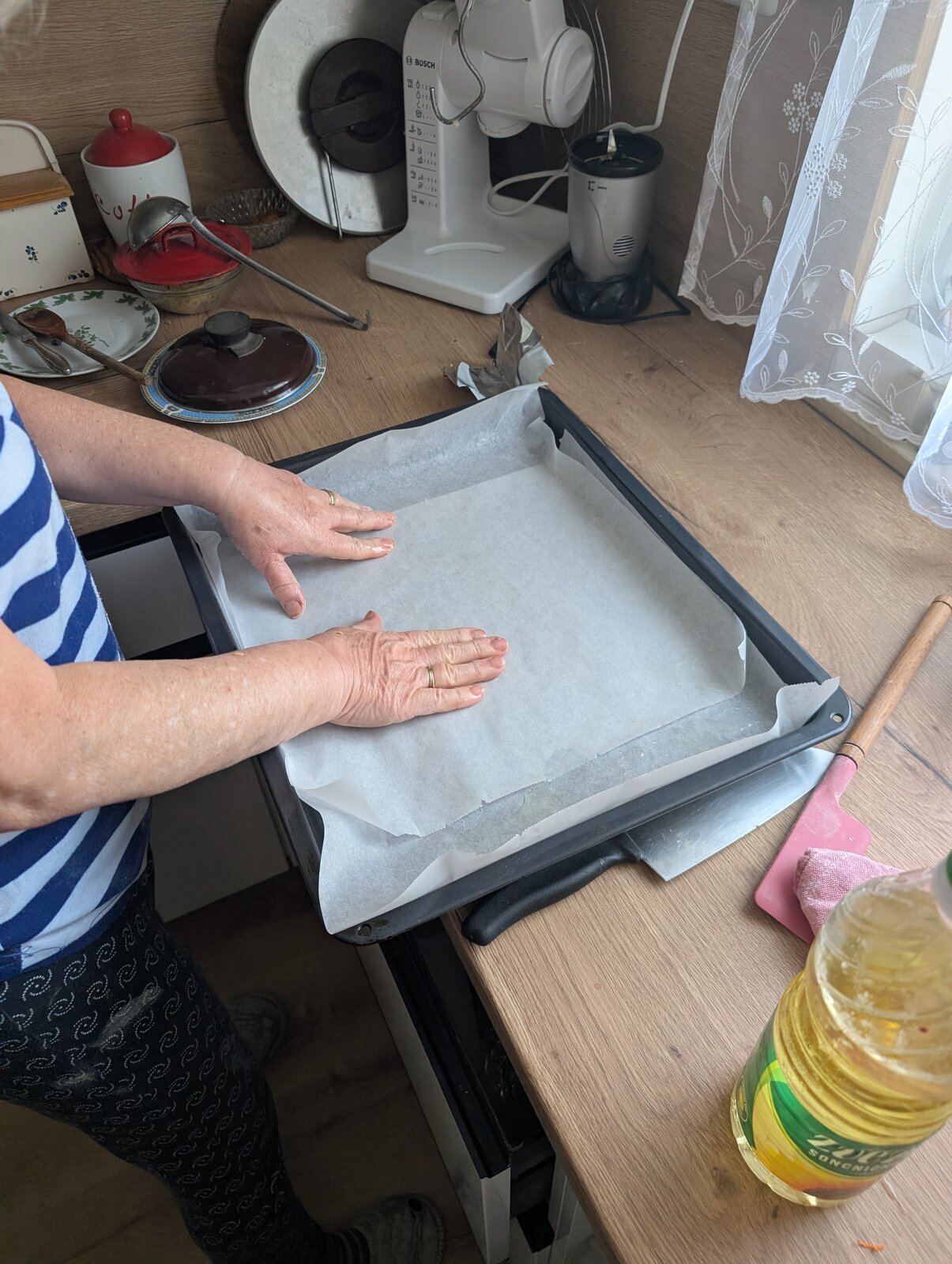 Lining the baking tray with baking paper